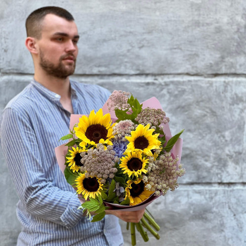Світлий букет з соняшниками та гортензією «Серпнева прогулянка»