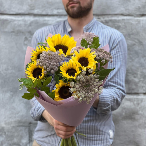 Світлий букет з соняшниками та гортензією «Серпнева прогулянка»