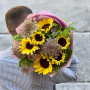 Світлий букет з соняшниками та гортензією «Серпнева прогулянка»
