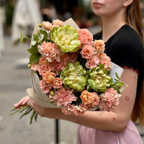 Цікавий букет з піоновидною трояндою Veggie «Серпнева заграва»