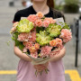 Цікавий букет з піоновидною трояндою Veggie «Серпнева заграва»
