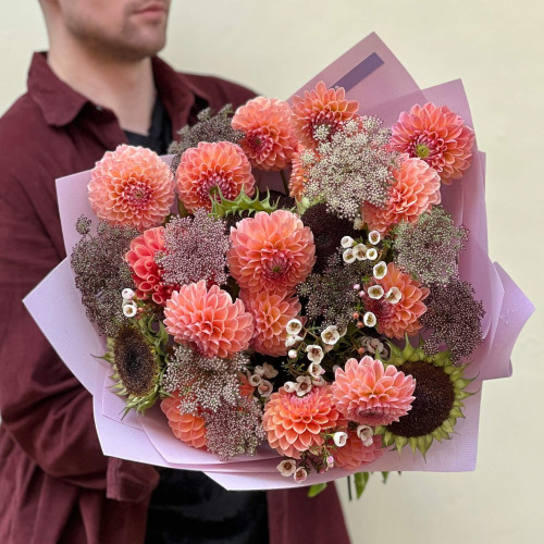 Ніжний букет із соняшниками та жоржинами «Медовий вітраж»