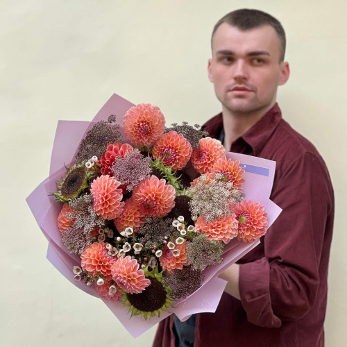 Ніжний букет із соняшниками та жоржинами «Медовий вітраж»