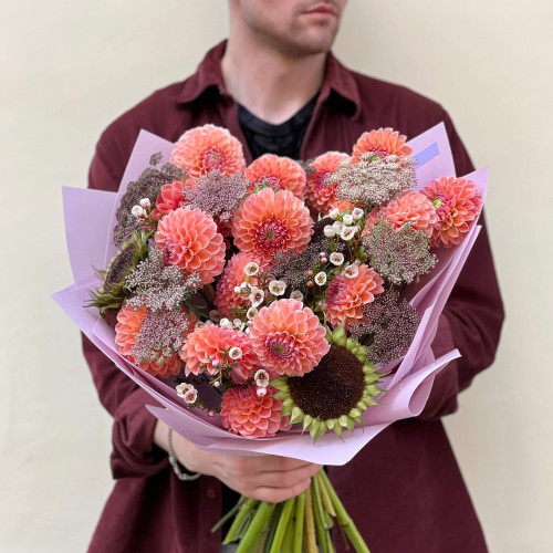 Ніжний букет із соняшниками та жоржинами «Медовий вітраж»