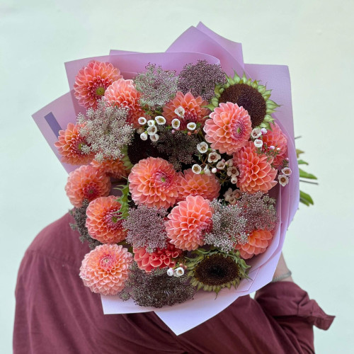 Ніжний букет із соняшниками та жоржинами «Медовий вітраж»