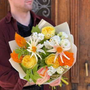 Яскравий літній букет з екзотичним антуріумом Graffiti «Сонячна мозаїка»