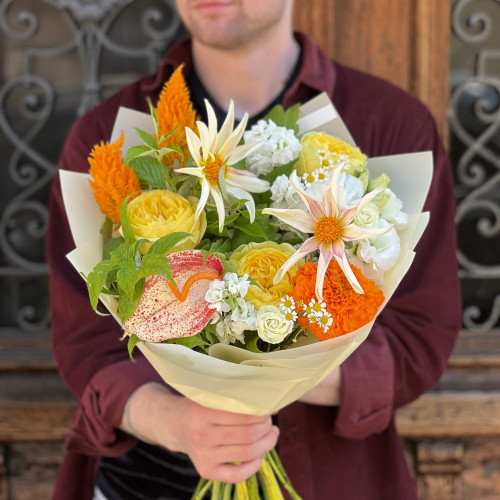 Яскравий літній букет з екзотичним антуріумом Graffiti «Сонячна мозаїка»