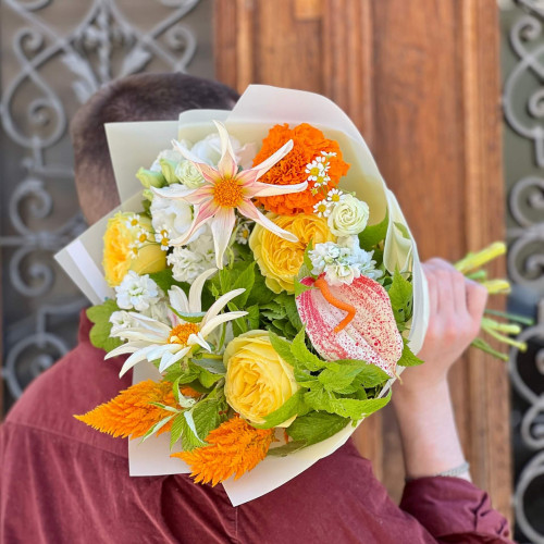 Яскравий літній букет з екзотичним антуріумом Graffiti «Сонячна мозаїка»