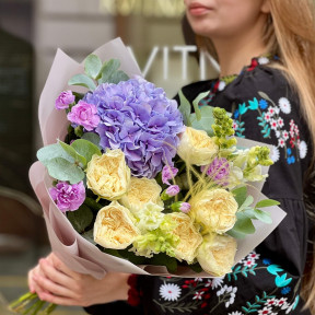 Світлий букет з півонієвидними трояндами сорту Lovely Harper «Ранкова пастель»