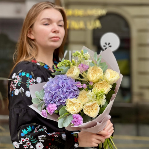 Світлий букет з півонієвидними трояндами сорту Lovely Harper «Ранкова пастель»