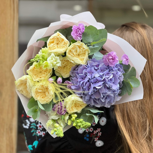 Світлий букет з півонієвидними трояндами сорту Lovely Harper «Ранкова пастель»