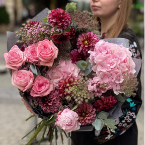 Об’ємний букет у рожево-бордових відтінках «Вишнева симфонія»