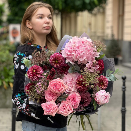 Об’ємний букет у рожево-бордових відтінках «Вишнева симфонія»