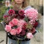 Об’ємний букет у рожево-бордових відтінках «Вишнева симфонія»