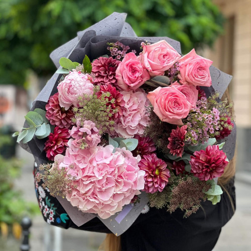Об’ємний букет у рожево-бордових відтінках «Вишнева симфонія»