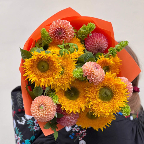 Яскравий затишний букет з соняшниками сорту Teddy Bear «Українське подвір’я»