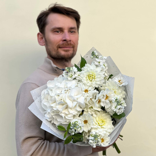 Мереживний світлий букет з гортензією «Білосніжка»