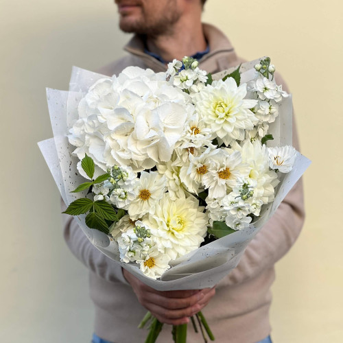 Мереживний світлий букет з гортензією «Білосніжка»