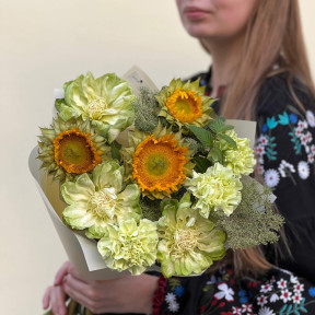 Цікавий букет з унікальною трояндою сорту Veggie «Сонячний дюшес»