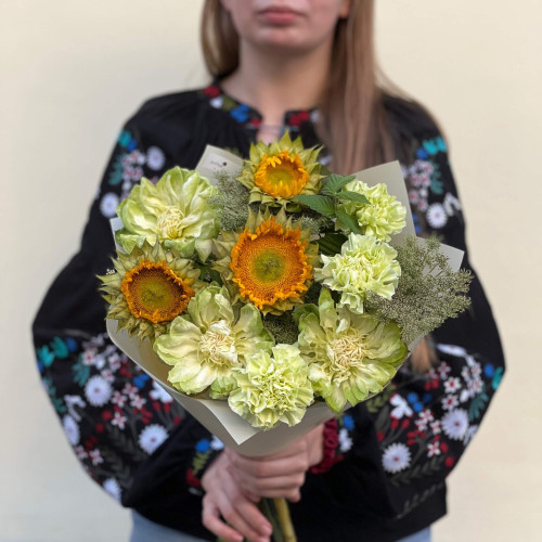 Charming bouquet with the unique Veggie rose «Sunny Duchesse»