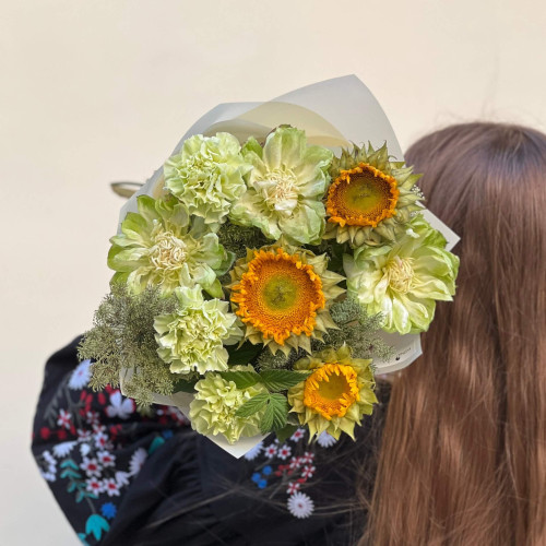 Charming bouquet with the unique Veggie rose «Sunny Duchesse»