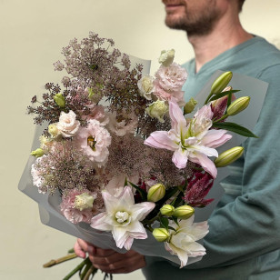 Цікавий букет з лілією «Вишукана Наталі»