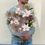 Цікавий букет з лілією «Вишукана Наталі»