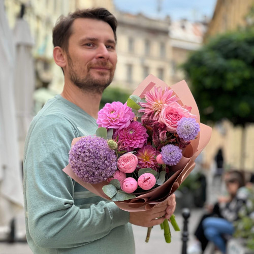 Яскравий букет з алліумом «Солодка Наталочка»