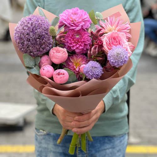 Яскравий букет з алліумом «Солодка Наталочка»