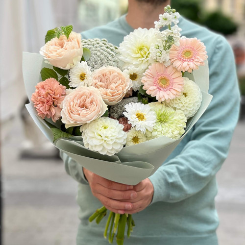 Пастельний вишуканий букет з піоновидними трояндами «Ніжна Наталія»