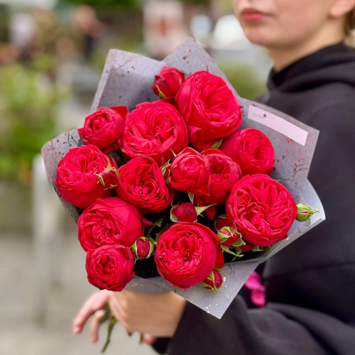 9 розкішних піоновидних троянд Red Piano у букеті «Пристрасна симфонія»