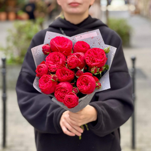 9 розкішних піоновидних троянд Red Piano у букеті «Пристрасна симфонія»