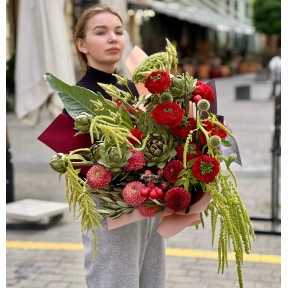 Вишуканий незвичайний букет з артишоком та трояндою сорту Red Monster «Едемська спокуса»