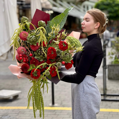 Вишуканий незвичайний букет з артишоком та трояндою сорту Red Monster «Едемська спокуса»