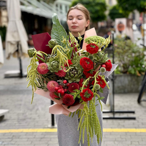 Вишуканий незвичайний букет з артишоком та трояндою сорту Red Monster «Едемська спокуса»