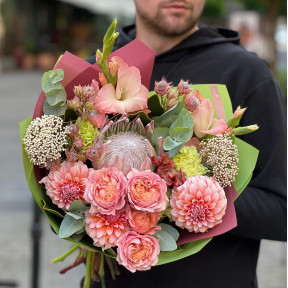 Букет у соковитих відтінках з протеєю «Персиковий світанок»