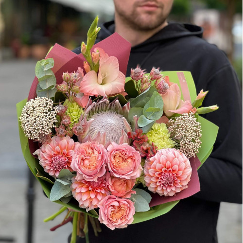 Букет у соковитих відтінках з протеєю «Персиковий світанок»