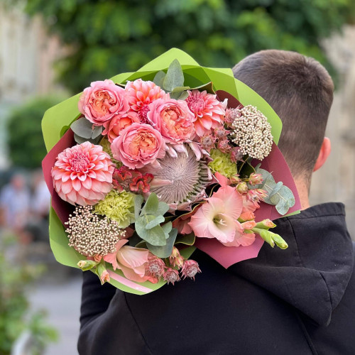 Букет у соковитих відтінках з протеєю «Персиковий світанок»
