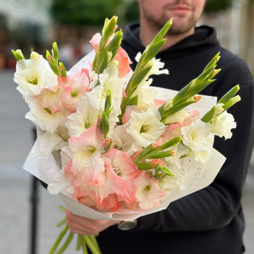 11 светлых гладиолусов в букете «Танцующие лучи»