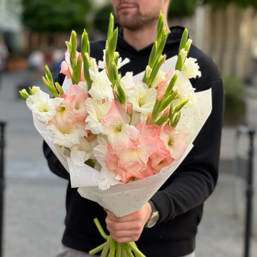 11 светлых гладиолусов в букете «Танцующие лучи»