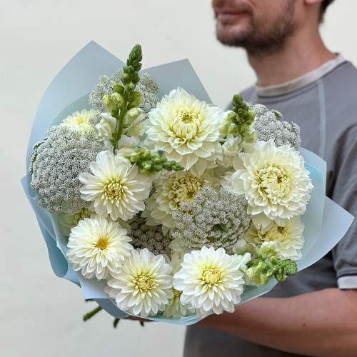 Світлий букет з жоржинами «Перлинове мереживо»