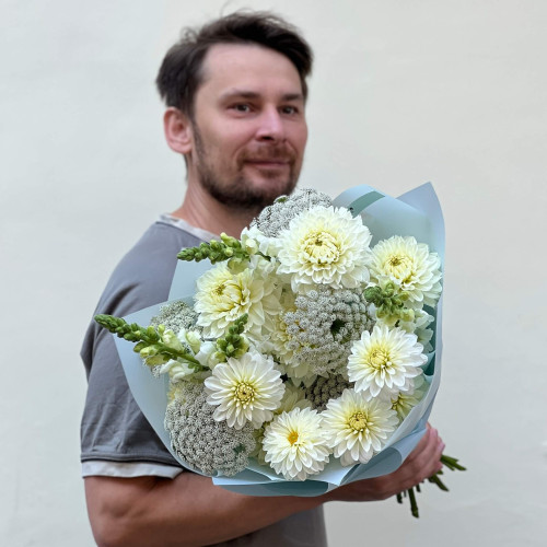 Світлий букет з жоржинами «Перлинове мереживо»