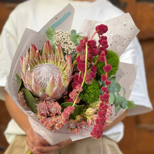 Незвичний букет з протеєю «Королівський рожевий»