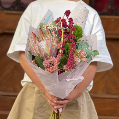Незвичний букет з протеєю «Королівський рожевий»