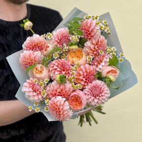 Розкішний букет з даліями Peaches N’ Cream «Персиковий сад»