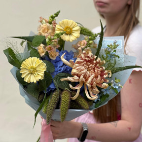 Цікавий букет з хризантемою Vienna Copper «Обійми Сахари»