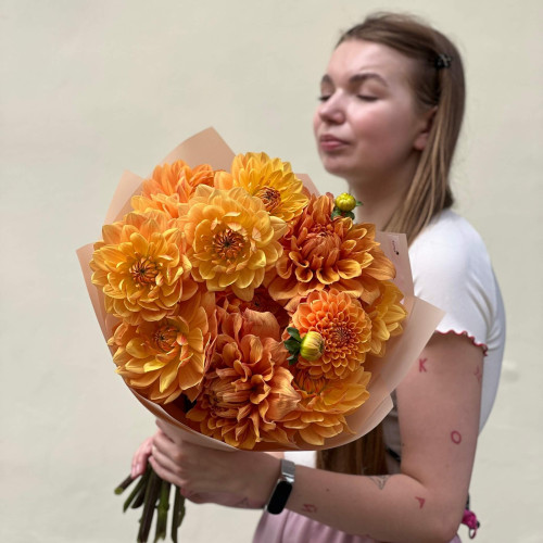 Помаранчевий букет із 13 жоржин «Медова втіха»