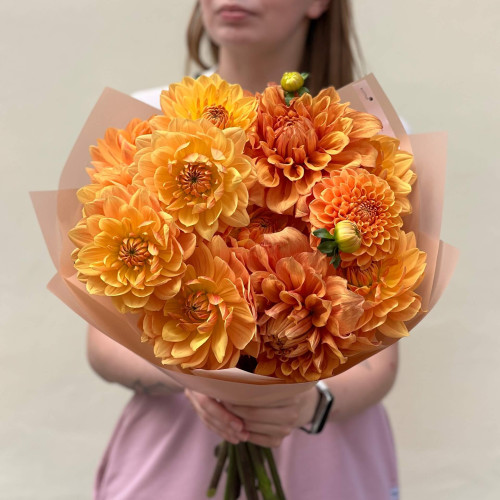 Помаранчевий букет із 13 жоржин «Медова втіха»