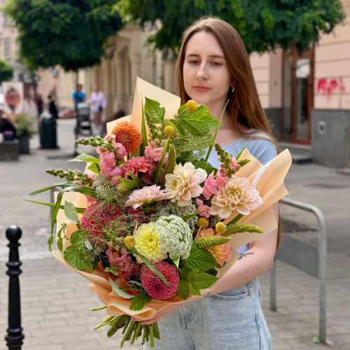 Кольоровий букет з жоржинами у садовому стилі «Медові барви»