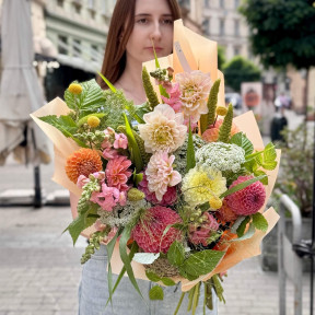 Кольоровий букет з жоржинами у садовому стилі «Медові барви»